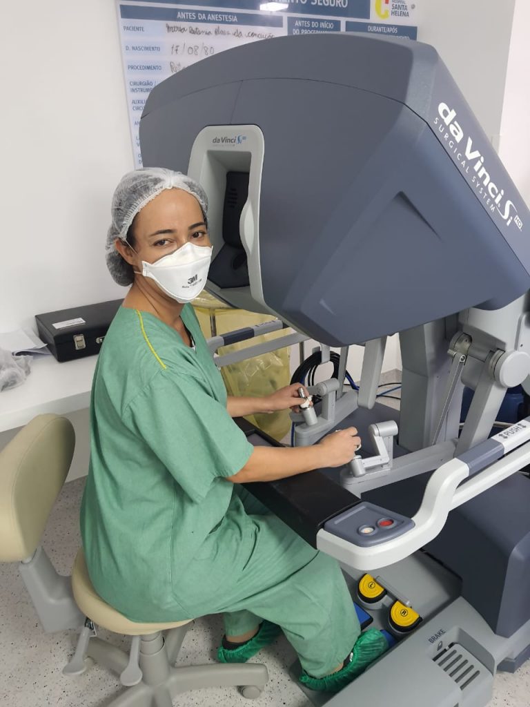 Dra. Thaís Alencar operando por cirurgia robótica