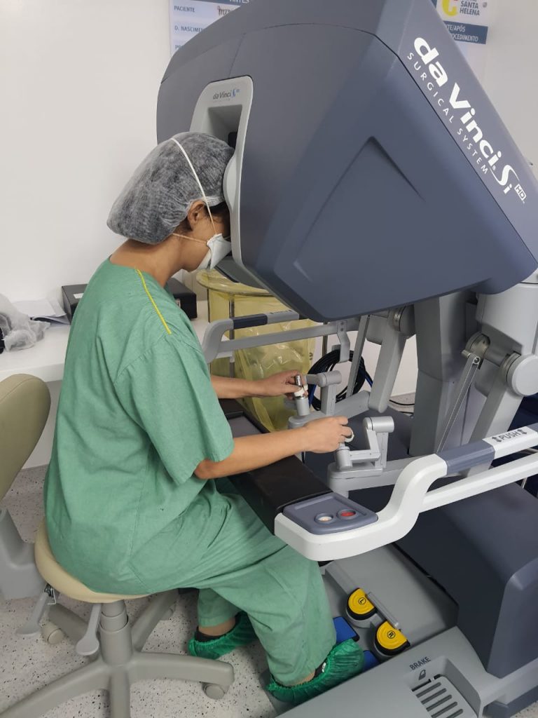 Dra. Thaís Alencar operando por cirurgia robótica